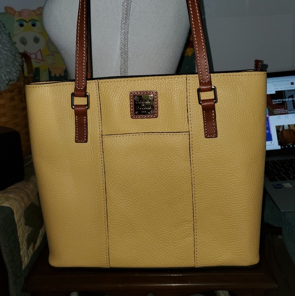 Dooney & Bourke Handbags - DOONEY BOURKE EUC LRG PEBBLED LEATHER MEDIUM TOTE
